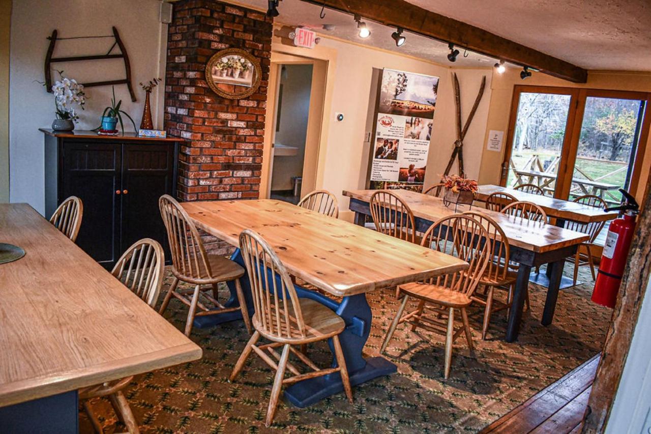 Brook Road Inn Goshen Extérieur photo